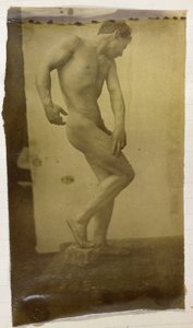 Egy álló és enyhén hajlított férfi meztelen modell tanulmányozása elölről Jacques de Lalaing stúdiójában