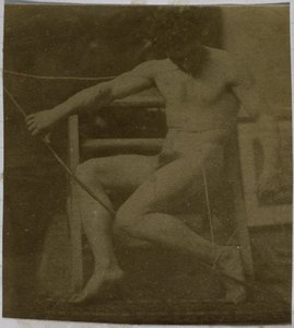 Tanulmány egy lépcsőn ülő férfi meztelen modellről, elölről nézve, kötéllel és masnival az ölében, Jacques de Lalaing stúdiójában alkotó: Jacques Lalaing (attributed to)