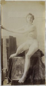 Egy női aktmodell tanulmányozása, aki a színpadon festőállvány mellett ül, elölről nézve Jacques de Lalaing stúdiójában, előtanulmány a Fernand Scribe temetkezési emlékműhöz a genti temetőben alkotó: Jacques Lalaing (attributed to)