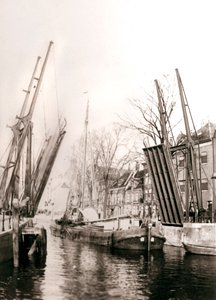 Csatornahíd és csónakok, Dordrecht, Hollandia, 1898. alkotó: James Batkin