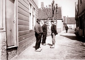 Férfiak népviseletben, Broek, Hollandia, 1898.