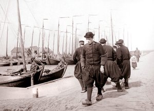 Férfiak hagyományos ruhában, Marken-sziget, Hollandia, 1898