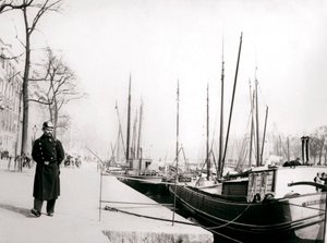 Rendőr egy csatorna mellett, Rotterdam, 1898. alkotó: James Batkin