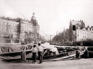 Két fiú egy csatorna mellett, Rotterdam, 1898. alkotó: James Batkin