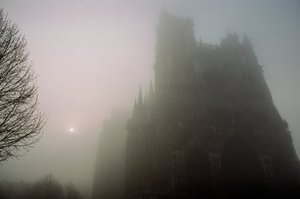 Az amiens-i Notre-Dame kilátása a reggeli ködben. NOTRE-DAME KATEDRÁLIS, AMIENS,... alkotó: James L Stanfield