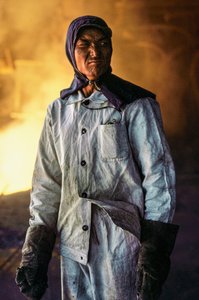 Kínai férfi acélmunkás védőruhában egy acélműben Kínában alkotó: James L Stanfield