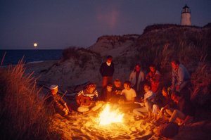 Barátok gyűlnek össze egy nyári tábortűz körül a Great Point világítótoronyban. Nantucket Isl,,... alkotó: James L Stanfield