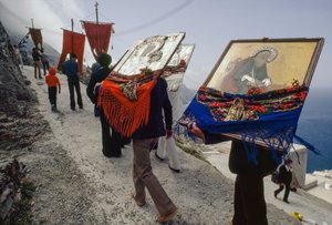 Az ikonokat a fő ortodox templomból a temetőbe viszik. Olimbos, Karapt... alkotó: James L Stanfield
