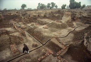 Egy téglafalak maradványaival kitöltött gödör, egy téglakút áttekintése. HARAPPA E... alkotó: James L Stanfield
