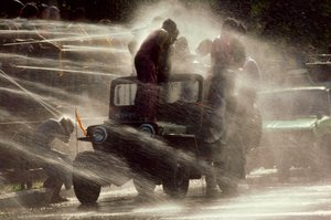A buddhista újév alkalmából rendezett vízfesztiválon az embereket permetezik. Mandalay, Burma. alkotó: James L Stanfield