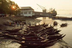 A szampánok zsúfolódnak a sáros parton a Nantira mólónál. NANTIRA MÓLÓ, RANGOON, BURMA. alkotó: James L Stanfield
