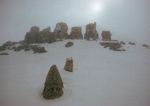 Egy isten szobra a Nemrud Dagh hótakarója fölött nézelődik. Nemrud Dagh, Törökország. alkotó: James L Stanfield