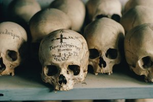 A Szent Anna szerzetesközösség egyik papjának feliratos koponyája. Athosz-hegy, Görögország. alkotó: James L Stanfield