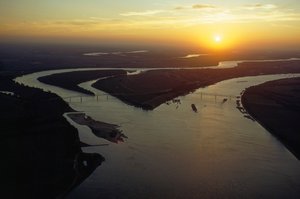 Szürkületi légi felvétel az Ohio és a Mississippi összefolyásáról. Cairo, Illinois. alkotó: James L Stanfield