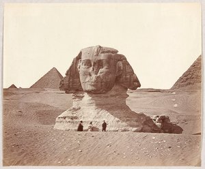 Egyiptom. Gíza. Szfinx a Mikerinosz-piramis előtt alkotó: James Robertson
