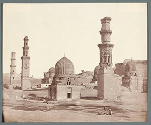 Egyiptom. Kairó. Déli nekropolisz. Előtérben az Ali Badr Al-Karafi mauzóleuma (1300-1310) melletti minaret, háttérben a mamlúk kori Kusum-minaret alkotó: James Robertson