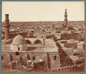 Egyiptom. Kairó. Áttekintő kép – a háttérben a madrasza – Umm As-Sultan Sza’ban mauzóleuma (1368–69)