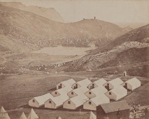 Hutted Camp Balaclava kikötővel a távolban alkotó: James Robertson