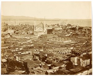 „Nuri Osmaniye” [Isztambul. Városi panoráma mecsetekkel: a Nuruosmaniye mecset (középen), a Kék mecset (jobbra a háttérben) és az Ayasofya (Hagia Sophia) (balra)] alkotó: James Robertson