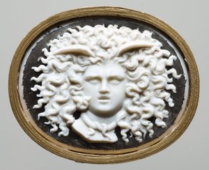 A Medusa – James Tassie műhely vezetője (1735-1799). Színes üveg, aranyozott papír