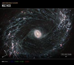 NGC 1433 (MIRI iránytű képe) alkotó: James Webb Space Telescope (NASA)