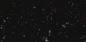 Quasar J0100+2802 (NIRCam kép) alkotó: James Webb Space Telescope (NASA)