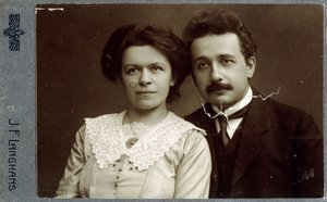 Carte-de-visite portréfotó Albert Einsteinről és Mileva Einstein-Maricról 1911-ben, 1911-ben
