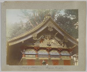 Raktár a Tōshō-gū-ban, Nikko, Japán (kézzel színezett fekete-fehér fotó) alkotó: Japanese Photographer