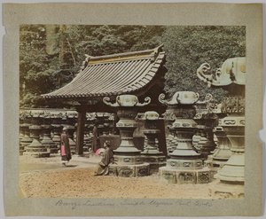 Bronzlámpások a templom előtt az Uyeno Parkban, Tokió, Japán (kézzel színezett fekete-fehér fotó) alkotó: Japanese Photographer