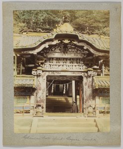Kínai kapu, Tōshō-gū, Nikko, Japán (kézzel színezett fekete-fehér fotó) alkotó: Japanese Photographer