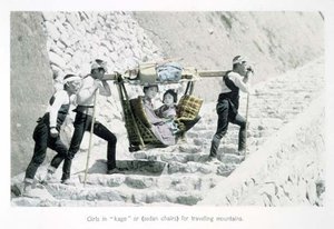 Lányok „Kago”-ban vagy szedánszékben hegyi utazáshoz, 1880 körül (kézzel festett albumin nyomat a kártyán)