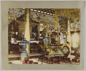 Buddhista templom belsejében, Ikegami, Tokió, Japán (kézzel színezett fekete-fehér fotó) alkotó: Japanese Photographer