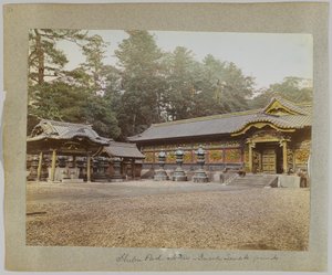 Inside the Temple Grounds, Shiba Park, Tokió, Japán (kézzel színezett fekete-fehér fotó) alkotó: Japanese Photographer