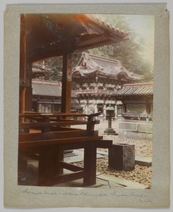 Belső kapu a Tōshō-gū-nál, Nikko, Japán (kézzel színezett fekete-fehér fotó) alkotó: Japanese Photographer