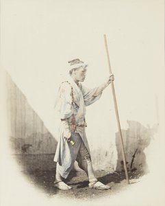Japán férfi haranggal (kézzel festett fekete-fehér fotó) alkotó: Japanese Photographer