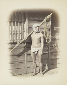 Férfi horgászkosárral (kézzel színezett fekete-fehér fotó) alkotó: Japanese Photographer