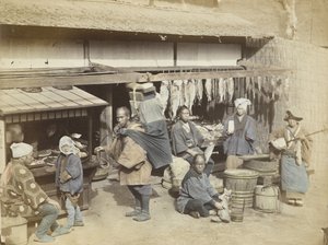 Piactér Japánban (kézzel színezett fekete-fehér fotó) alkotó: Japanese Photographer