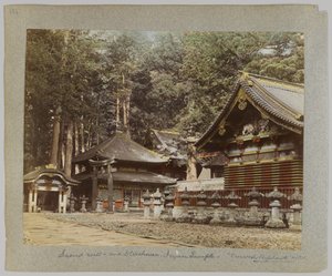 Szent kút és raktárak, Tōshō-gū, Nikko, Japán (kézzel színezett fekete-fehér fotó) alkotó: Japanese Photographer