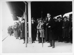 Richards tiszteletes íjat tart, elhagyva a Yamaguchi állomást 1927-ben alkotó: Japanese Photographer