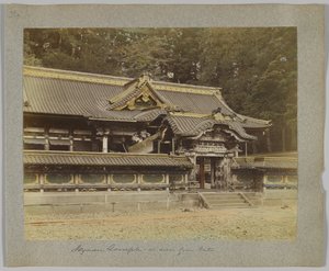 Tōshō-gū a kapuból nézve, Nikko, Japán (kézzel színezett fekete-fehér fotó) alkotó: Japanese Photographer