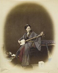 Shamisenen játszó nő (kézzel festett fekete-fehér fotó) alkotó: Japanese Photographer