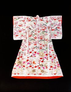Fehér selyem damaszt furizóda, bambuszlevelekkel és szilvavirággal díszítve alkotó: Japanese School