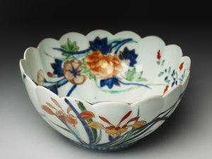 Tál hornyolt oldalakkal, csipkézett peremmel, ko-Imari edény, 1770-20 körül (kék alámázzal és felülmáz zománcozott cserépedény) alkotó: Japanese School