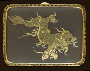 Sárkánnyal díszített cigarettatartó, Komai gyárban készült, 1900 körül (ezüst aranyozott és niello) alkotó: Japanese School
