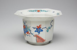 Csésze, 17. század vége – 18. század eleje (Kakiemon, porcelán mázas zománccal) alkotó: Japanese School