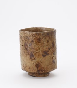 Hengeres teástál felirattal, ismeretlen Raku edényműhely, Teástál (tsutsu chawan) alkotó: Japanese School