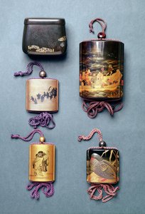 Inro és dohányzacskó: balról jobbra: Tobacco Pouch Hiramaki-e mintával, Zeshin aláírással; Inro, rókák esküvői felvonulása Sumi-e Togidashiban, Toyo aláírásával; Inro, két bölcs egy tekercset olvas a Sumi-e-ben alkotó: Japanese School
