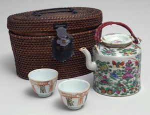 Japán teáskészlet fonott hordtáskával, 1850 körül (porcelán)