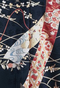 Kimono Furisode (hajló ujjú), amelyet fiatal, hajadon nők elegáns alkalmakkor viselnek és Maiko (gésa diák), selyem virág- és növényi motívumokkal, lebegő panelek, részlet, Kaga-Yuzen festés, Tokamachi szövőgyárak, japán civilizáció, 20. század alkotó: Japanese School