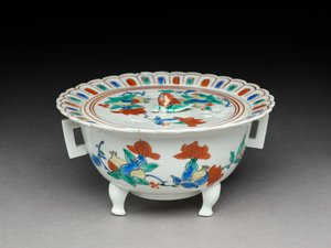 Koro tál lapos fedővel, Kakiemonhoz kapcsolódó edény, 1680-1700 (zománcozott mázzal ellátott cserépedény) alkotó: Japanese School